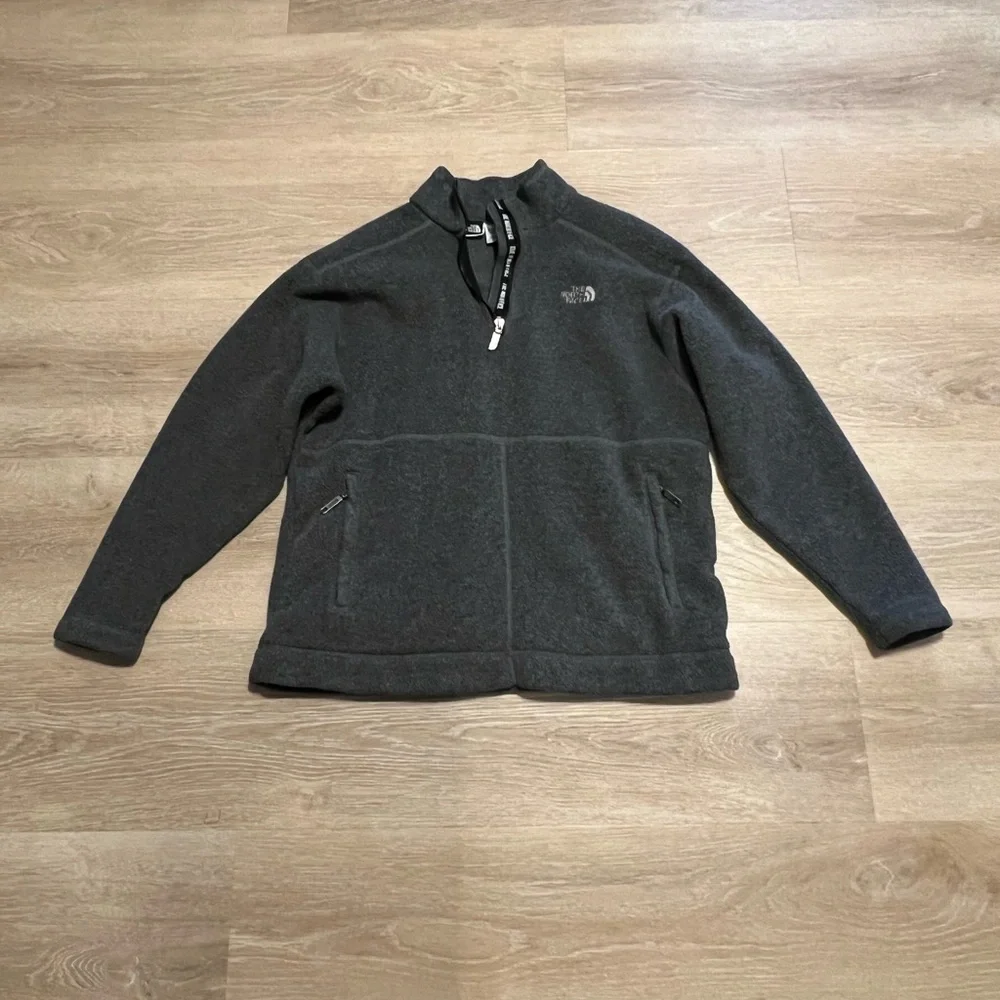 The North Face Men's Gray pullover Sweater Size Medium‎